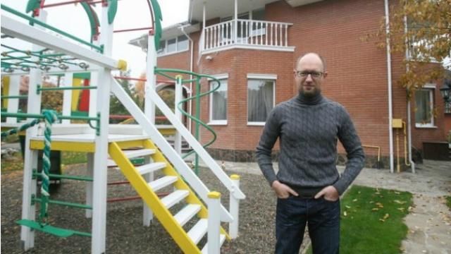 Яценюк показал свое детское фото с мамой Яценюк показал свое детское фото с мамой