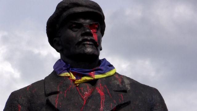 В Славянске во время вече раскрасили памятник Ленину В Славянске во время вече раскрасили памятник Ленину