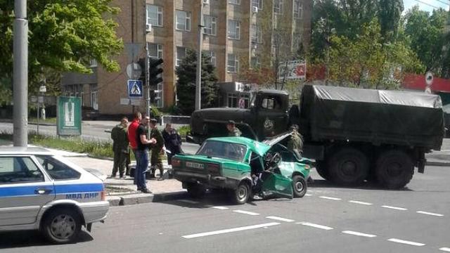 У Донецьку вантажівка бойовиків розчавила легковик