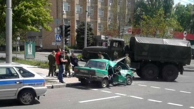 В Донецке грузовик боевиков раздавил легковушку