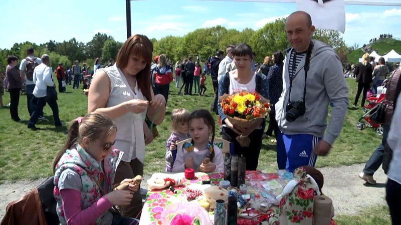 В Киеве в честь матерей сажали сакуры и пионы
