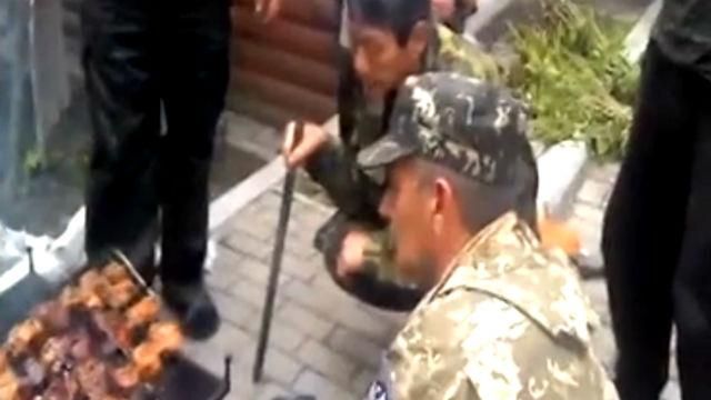 С шашлыком и под американскую попсу: как боевики отпраздновали 9 мая С шашлыком и под американскую попсу: как боевики отпраздновали 9 мая