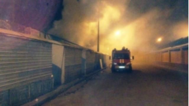 В Киеве случился сильный пожар на рынке