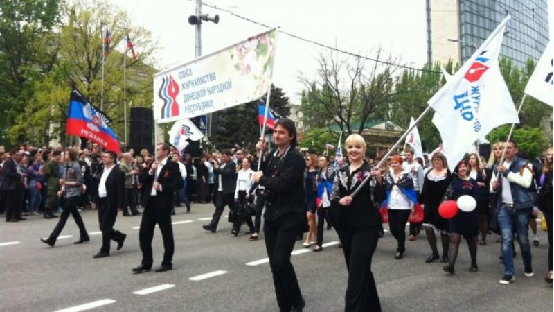 Парад, байкеры и триколоры: в Донецке празднуют годовщину псевдореферендума