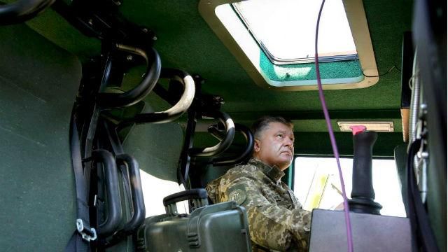Маємо чим зустріти ворога, — Порошенко проінспектував найсучасніше українське озброєння