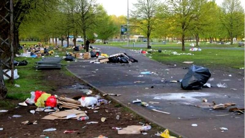 Россияне на 9 мая превратили парк в Риге на свалку Россияне на 9 мая превратили парк в Риге на свалку