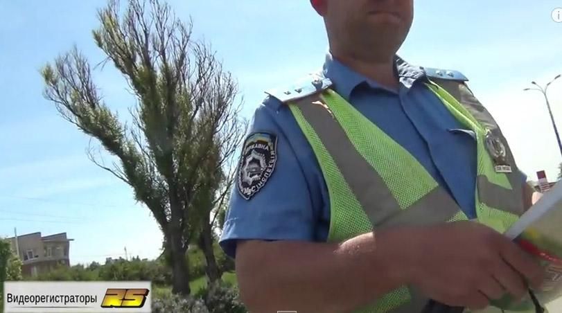 Попались "на горячем". Активист снял на видео, как гаишники собирают дань Попались "на горячем". Активист снял на видео, как гаишники собирают дань
