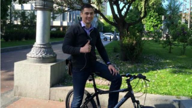 Нардеп шокировал всех, приехав на работу на велосипеде Нардеп шокировал всех, приехав на работу на велосипеде