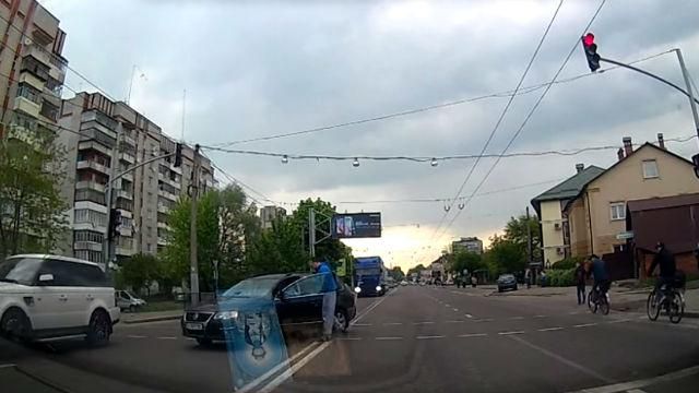 У Львові пішохід покарав водія, що поїхав "на червоне"