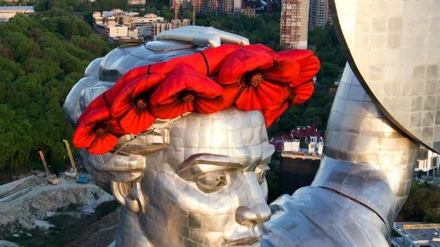 Нарешті розгледіли, з чого ж зроблено велетенський вінок Батьківщини-матері Нарешті розгледіли, з чого ж зроблено велетенський вінок Батьківщини-матері