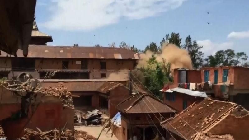 По предварительным данным в Непале погибли более 60 человек По предварительным данным в Непале погибли более 60 человек