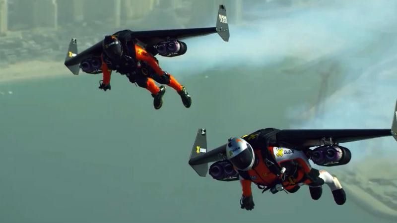 Экстремалы совершили полет с реактивным ранцем над Дубаем Экстремалы совершили полет с реактивным ранцем над Дубаем