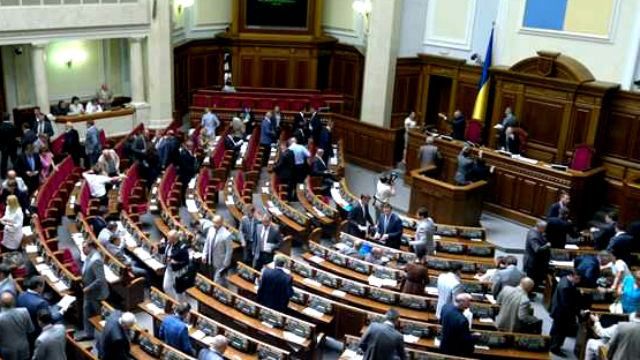 У залі засідань Верховної Ради немає ані wi-fi, ані розеток У залі засідань Верховної Ради немає ані wi-fi, ані розеток