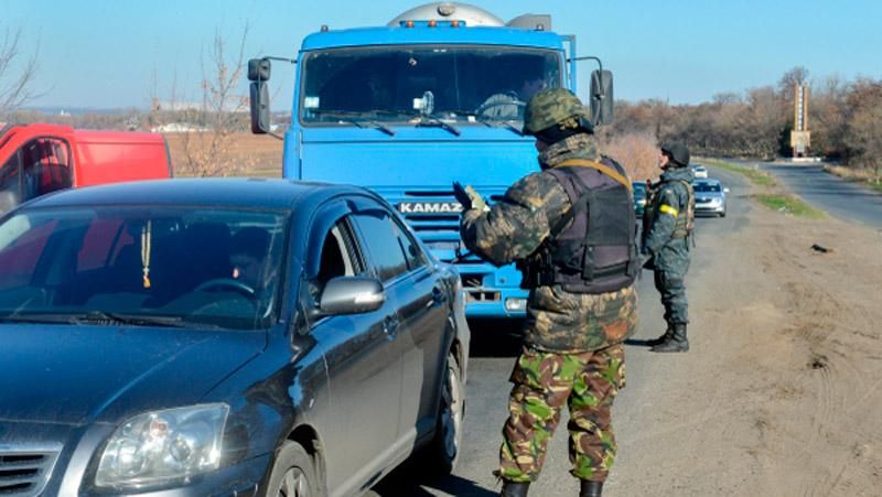 С оккупированного Донбасса стоят длинные очереди машин