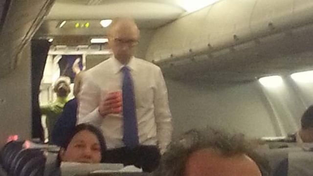 Яценюка "випадково" сфотографували, коли він летів у Париж економ-класом Яценюка "випадково" сфотографували, коли він летів у Париж економ-класом