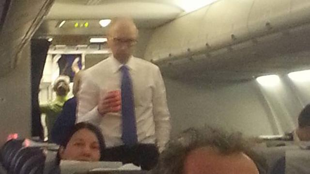 Яценюка "случайно" сфотографировали, когда он летел в Париж эконом-классом