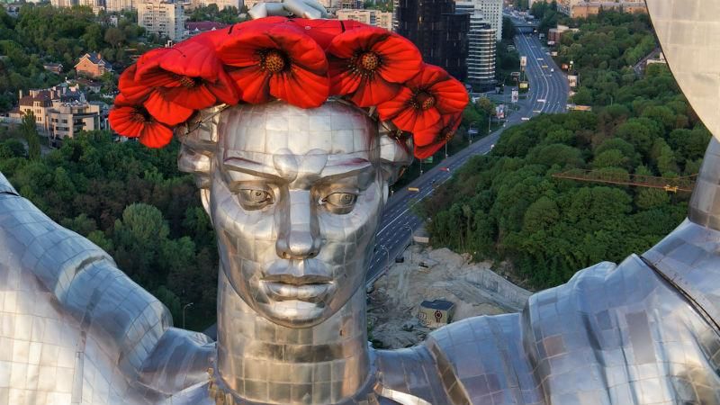 Батьківщина-мати — символ скорботи та войовничості Батьківщина-мати — символ скорботи та войовничості