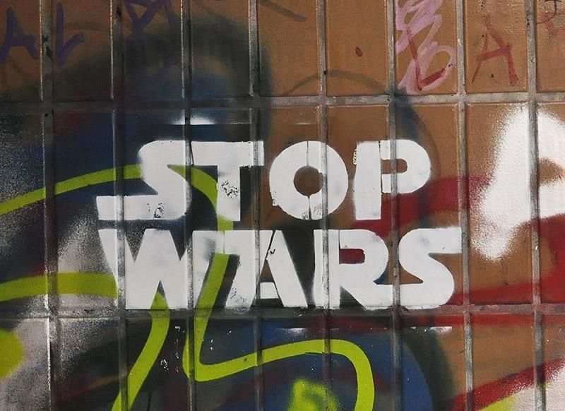 Любов, політика й вірші: про, що говорять стіни в Україні Любов, політика й вірші: про, що говорять стіни в Україні