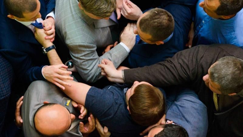 Депутаты распустили кулаки в Раде: вид сверху