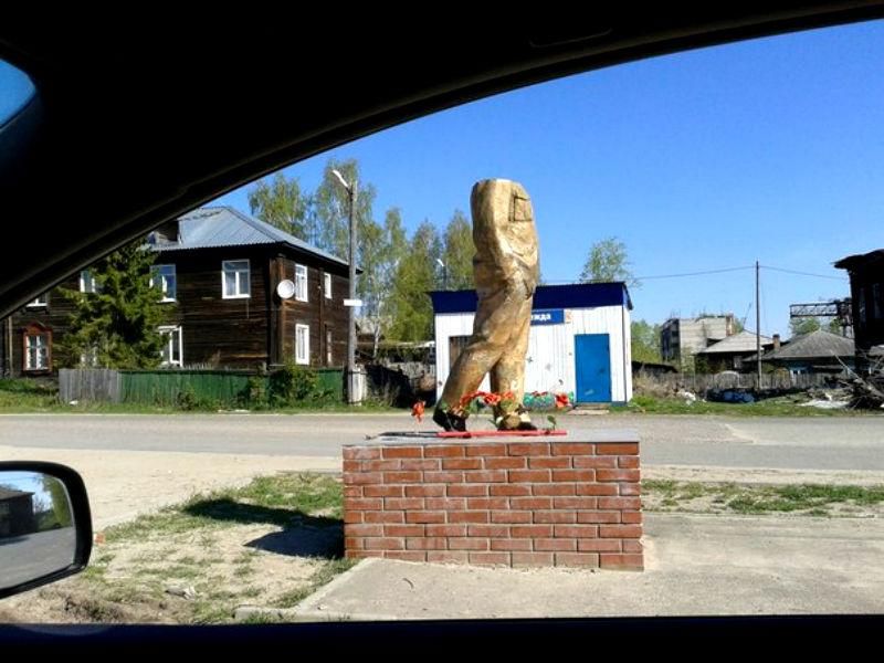 В России мужчина снес кувалдой голову памятнику Ленину