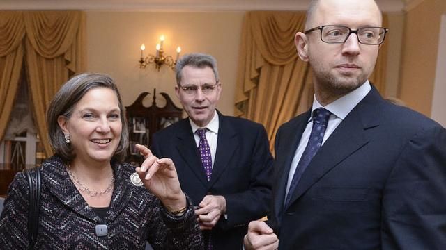 Яценюк поговорив з Нуланд про те, як повернути крадені гроші Януковича Яценюк поговорив з Нуланд про те, як повернути крадені гроші Януковича