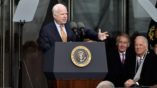 Маккейн відмовився від членства у раді при Порошенкові Маккейн відмовився від членства у раді при Порошенкові