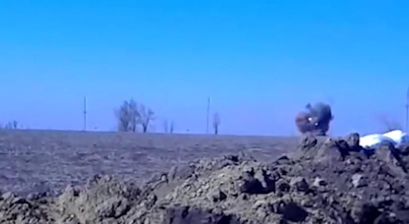 Боевики сняли на видео, как силы АТО метко подбили их танк (18+) Боевики сняли на видео, как силы АТО метко подбили их танк (18+)