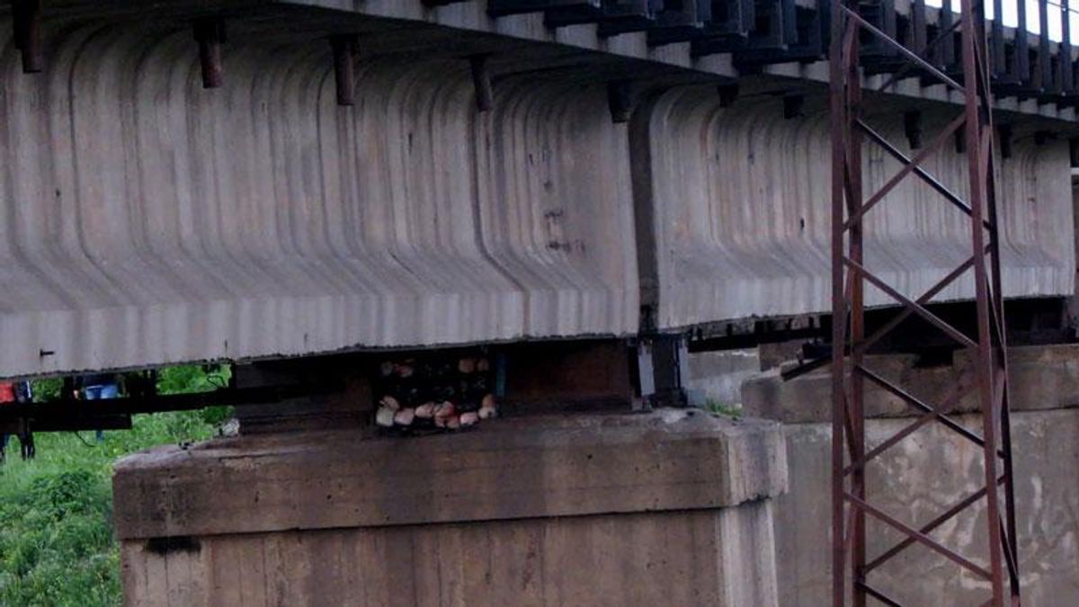СБУ предупредила подрыв железнодорожного моста в Днепропетровской области СБУ предупредила подрыв железнодорожного моста в Днепропетровской области
