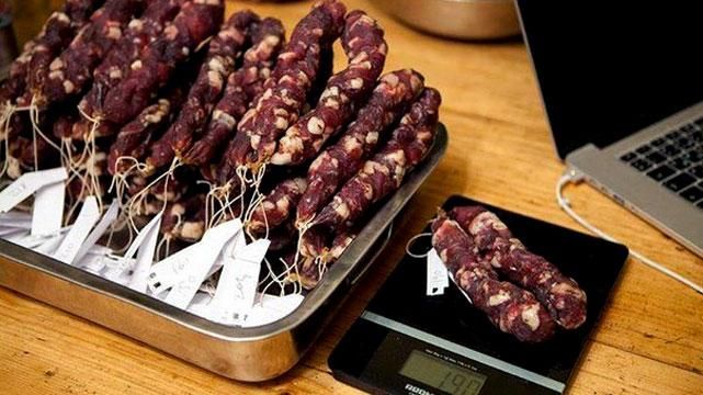 Однофамілець Азарова коштами з ковбаси допомагає бійцям АТО Однофамілець Азарова коштами з ковбаси допомагає бійцям АТО