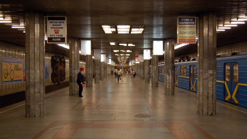 В Киеве под колесами метро погибла женщина