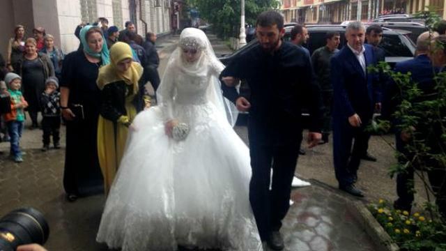 Скандальная свадьба в Чечне: подданный Кадырова женился на школьнице Скандальная свадьба в Чечне: подданный Кадырова женился на школьнице