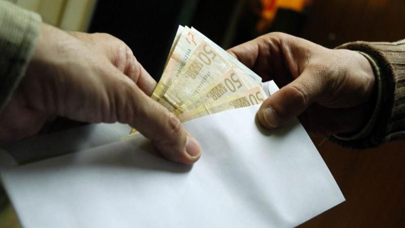 На Чернігівщині двох борців з економічними злочинами зловили на хабарі