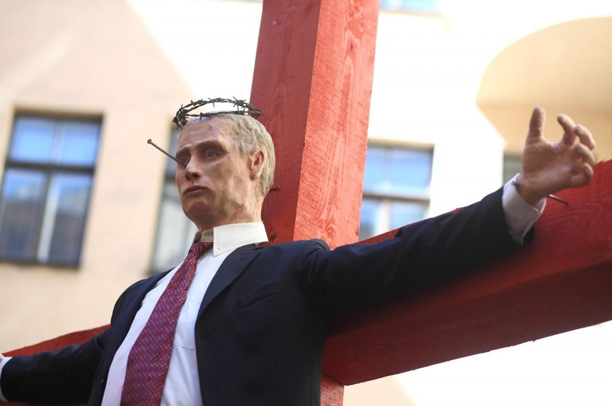 Авторов "распятого Путина" физически наказали