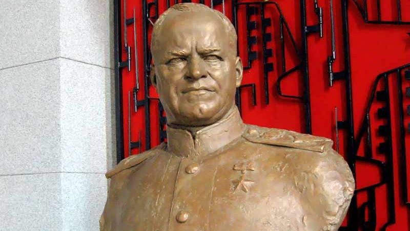 У Києві група активістів провела "декомунізацію" Жукова У Києві група активістів провела "декомунізацію" Жукова