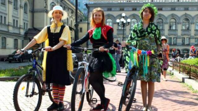 Привабливі і на велосипеді – у Києві провели жіночий велопарад