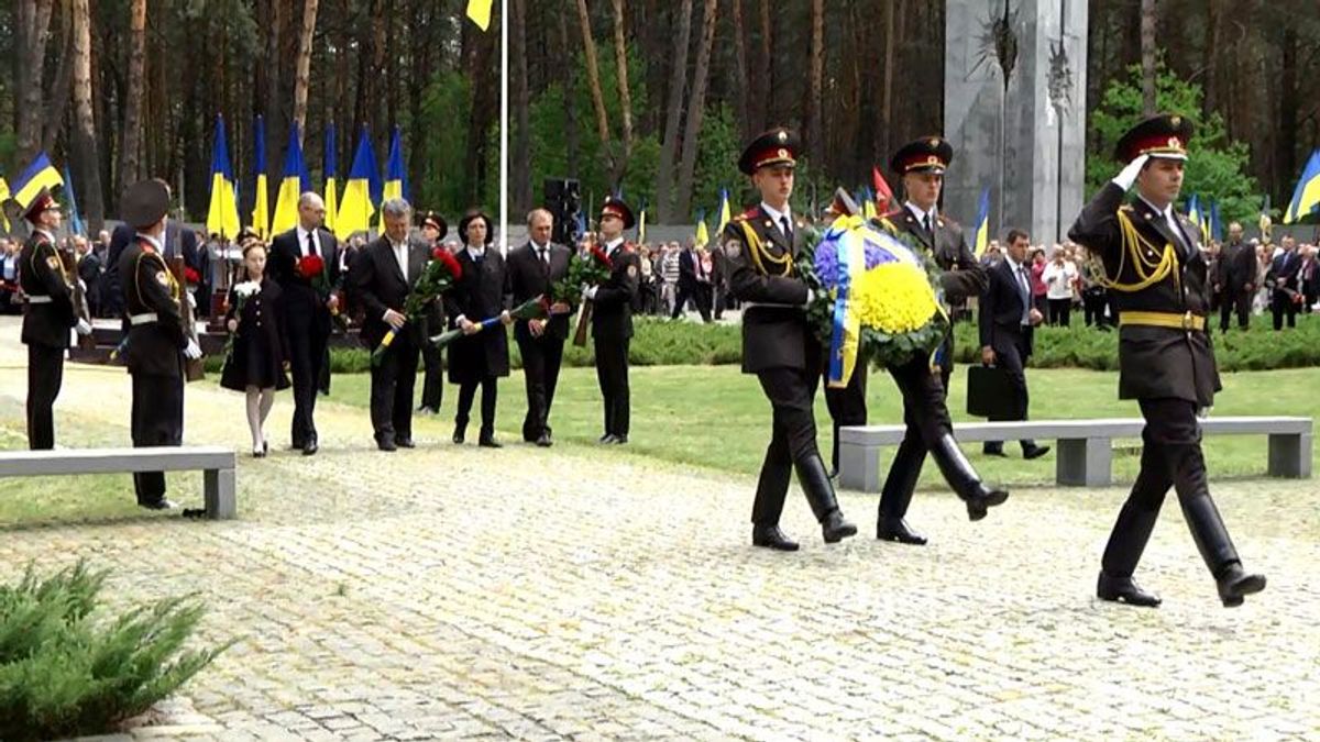 Украина чтит память жертв политических репрессий Украина чтит память жертв политических репрессий