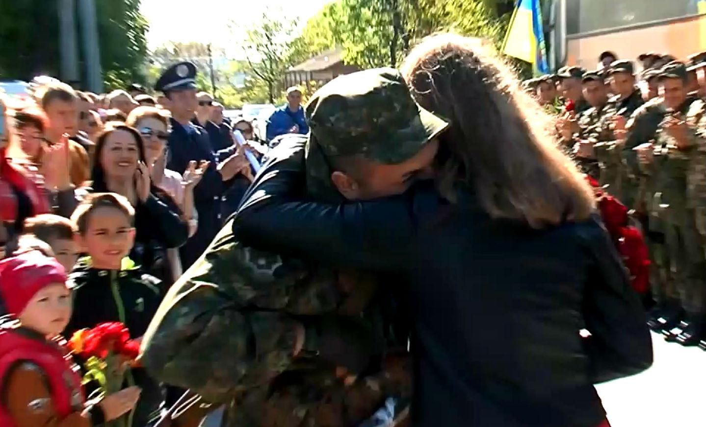 З передової – під вінець: міліціонер освідчився одразу після повернення з Донбасу