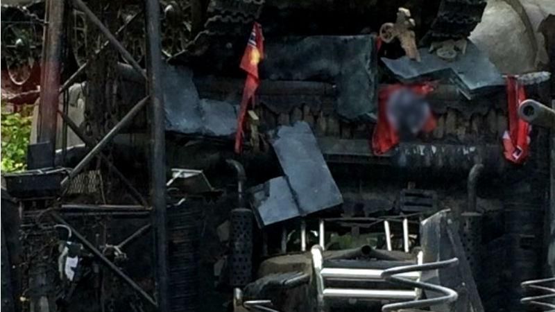 На воротах базы "Ночных волков" вывесили флаг со свастикой На воротах базы "Ночных волков" вывесили флаг со свастикой