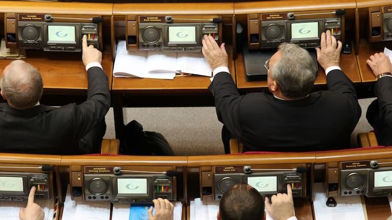 Гройсман хоче карати "кнопкодавів" гривнею Гройсман хоче карати "кнопкодавів" гривнею