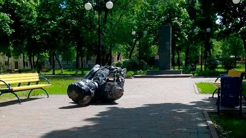 У Харкові за ніч повалили три радянські пам’ятники У Харкові за ніч повалили три радянські пам’ятники