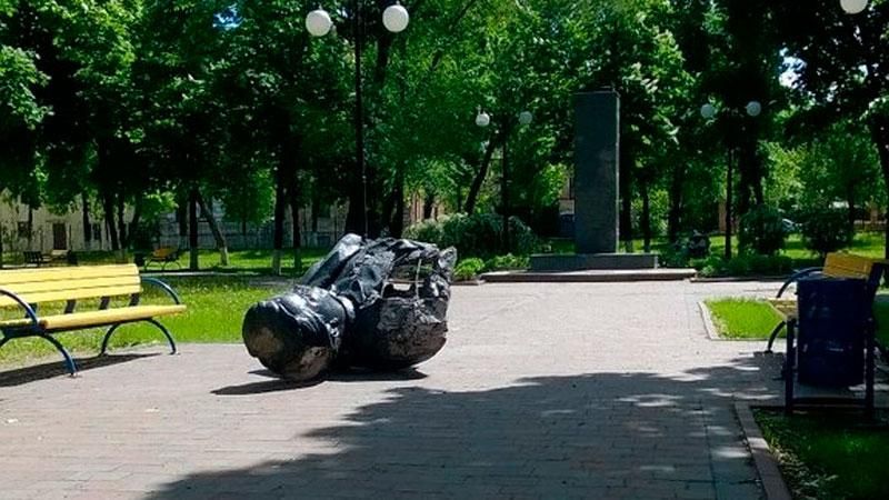 В Харькове  за ночь повалили три советские памятники