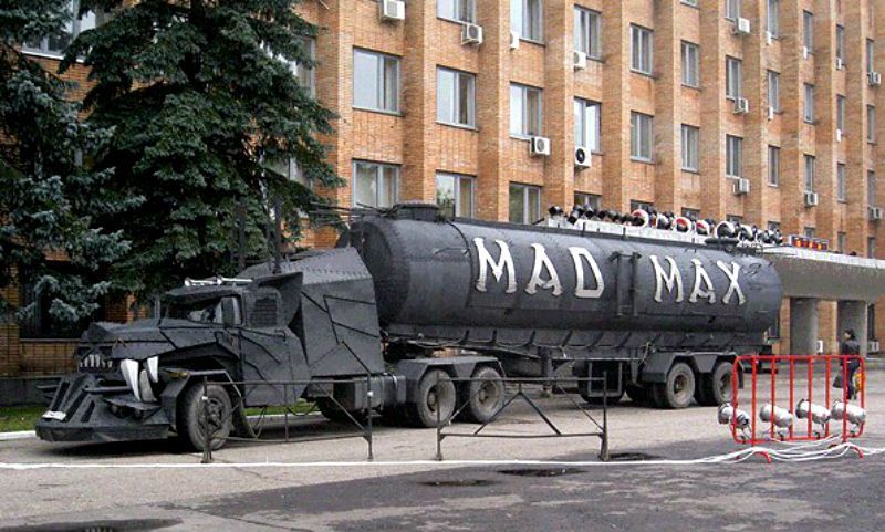 Постапокаліпсис в "ЛНР": Луганськом роз'їжджає бензовоз "Божевільний Макс"