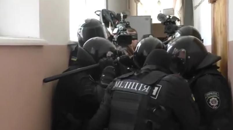 Перед судом над Кернесом міліція побила журналіста Перед судом над Кернесом міліція побила журналіста