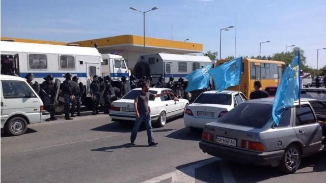 Затримання та розгін: ОМОН напав на мітинг кримських татар 