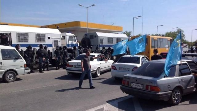 Задержание и разгон: ОМОН напал на митинг крымских татар