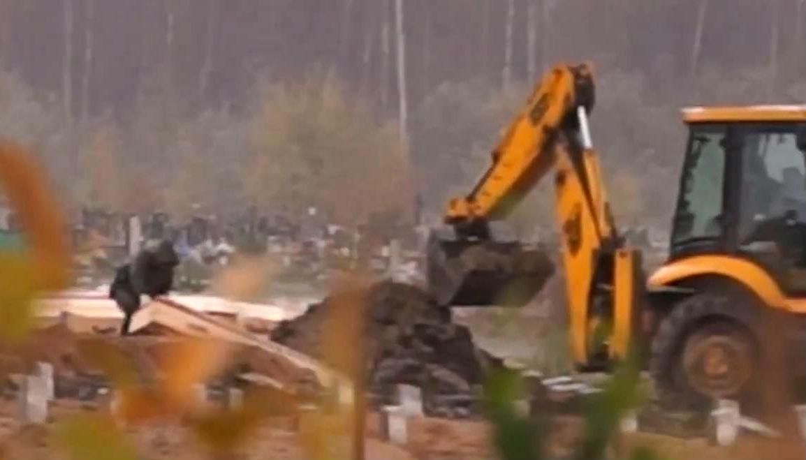 В Санкт-Петербурге трупы закапывают экскаватором В Санкт-Петербурге трупы закапывают экскаватором