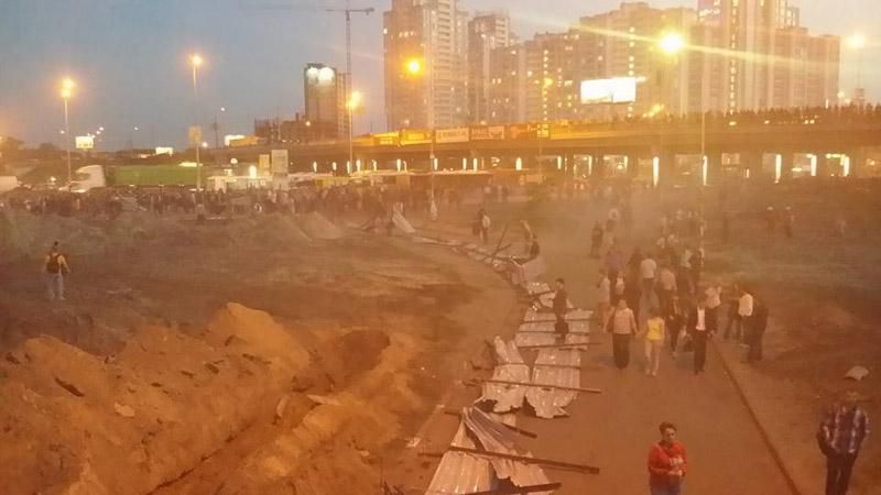 Забор на скандальной застройке в Киеве повалили, люди перекрыли улицу