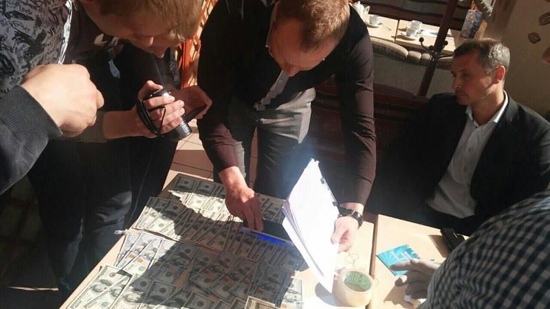 Аваков відрапортував про нові затримання хабарників Аваков відрапортував про нові затримання хабарників