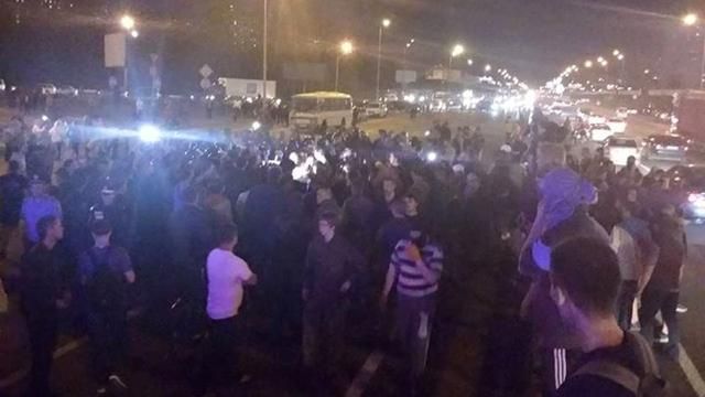 Мітингувальники перекрили важливу транспортну артерію Києва Мітингувальники перекрили важливу транспортну артерію Києва