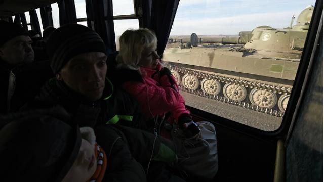 Разъяренные матери требовали от боевиков соцвыплат Разъяренные матери требовали от боевиков соцвыплат